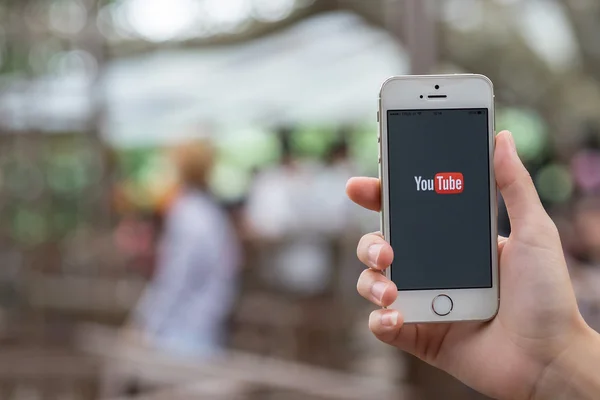 Chiang Mai, Tayland - 16 Temmuz 2016: akıllı tutan bir kadın el