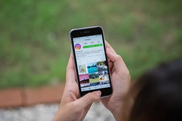 Chiang Mai, Tayland - 24 Temmuz 2016: bir kadın el düşünürsün iphon tutarak