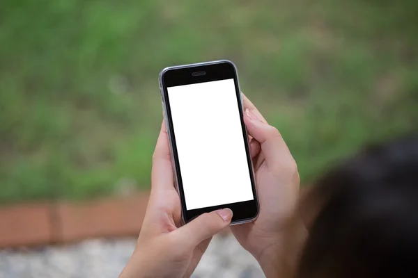 Κοντινό πλάνο της μια γυναίκα χρησιμοποιώντας έξυπνο τηλέφωνο με κενή κινητό και καφέ. Έξυπνο τηλέφωνο με την κενή οθόνη και μπορεί να είναι να προσθέσετε τα κείμενά σας ή τους άλλους σχετικά με έξυπνο τηλέφωνο. — Φωτογραφία Αρχείου
