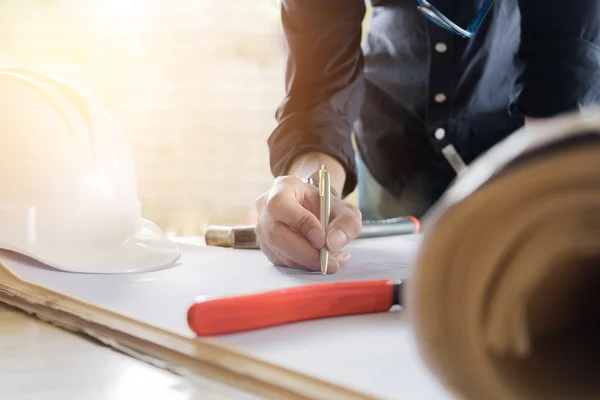 Närbild hand av ung man som arbetar på hans plan projekt på plats byggarbete. — Stockfoto