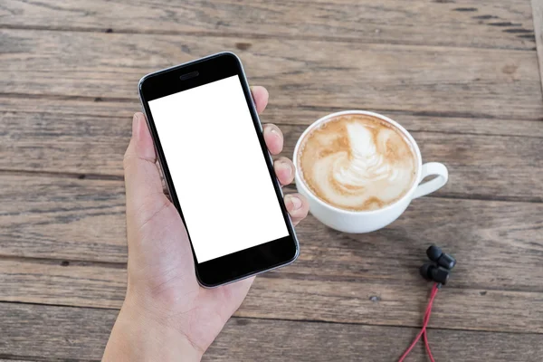 Akıllı telefonu boş cep telefonu ve kahve fincanı olan bir adamı kapat. Boş ekranlı bir market telefonu ve akıllı telefondan mesajlarınızı ekleyebilirsiniz.. — Stok fotoğraf