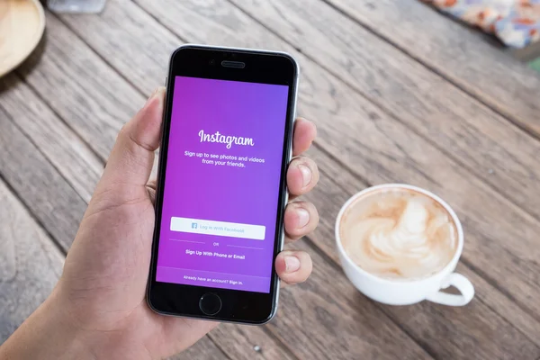 Chiang Mai, Tayland - 26 Temmuz 2016: Instagram uygulamasının yeni logosu yla iphone tutan bir adam. Instagram en büyük ve en popüler fotoğraf sosyal ağ.