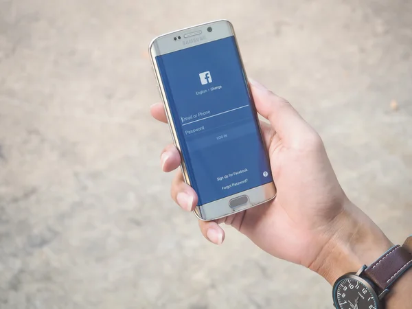 Chiang Mai,Tayland - Nis 26,2016 : Ekranda sosyal Internet hizmeti Pinterest ile samsung galaxy s6 edge tutan adam. Pinterest, insanların ilginç şeyleri sabitlemelerine olanak tanıyan pinboard'dur..
