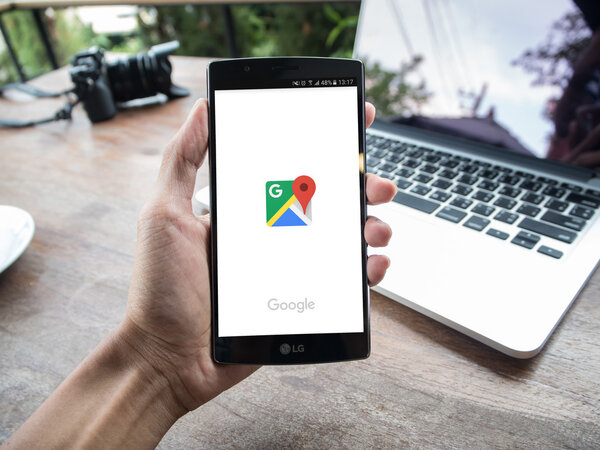 CHIANG MAI, THAILAND - 02 May 2016: A man hand holding screen shot of google maps app showing on LG G4. Google Maps является самым популярным картографическим сервисом для мобильных телефонов, предоставляемым Google
.