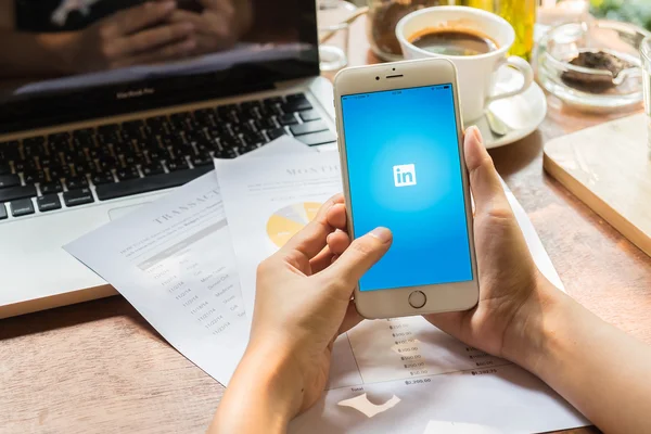 Chiang Mai ,Tayland 09 Mayıs 2016 : Ekranda sosyal ağ hizmeti Linkedin ile iphone 6 artı tutan iş kadını. iphone 6 Apple inc tarafından oluşturuldu ve geliştirildi.