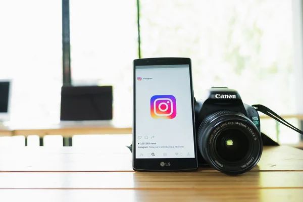 CHIANG MAI, TAILANDIA - 12 DE MAYO DE 2016: Captura de pantalla nueva aplicación de Instagram logo utilizando LG G4. Instagram es la fotografía más grande y popular de redes sociales . — Foto de Stock