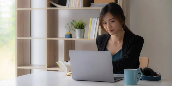 Trabalho de casa conceito, mulher de negócios asiática usando laptop, se comunica na internet com o cliente em casa. — Fotografia de Stock