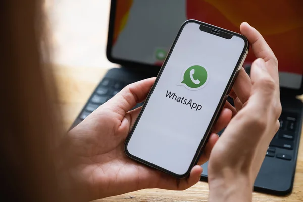 CHIANG MAI, THAILAND - 10 Mar 2021: iPhone kullanan ve Whatsapp sosyal internet servisi açan kadın