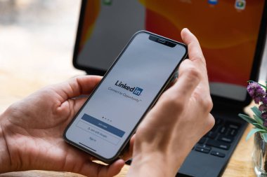 CHIANG MAI, THAILAND: 20 Mar 2021: telefon ekranında logo bağlandı. LinkedIn, iş bağlantılarının kurulması ve aranması için bir sosyal ağdır. 2002 yılında kurulmuştur..