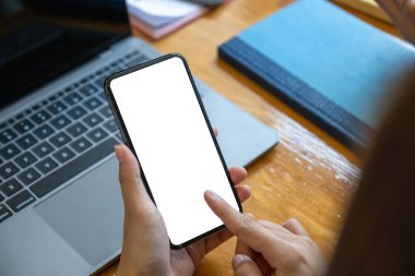 Evden çalışırken akıllı telefon boş ekran çerçevesiz modern tasarım kullanan kadın