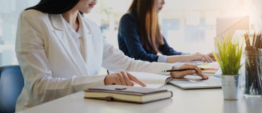 Bir grup İşadamı ve Muhasebeci, yolsuzluk hesabının soruşturulması için dijital tabletteki veri belgelerini inceliyor. Rüşvet karşıtı kavram.