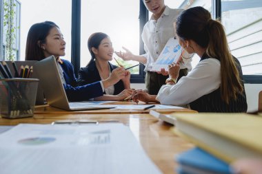 Bir grup İşadamı ve Muhasebeci, yolsuzluk hesabının soruşturulması için dijital tabletteki veri belgelerini inceliyor. Rüşvet karşıtı kavram.