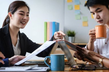 Bir grup İşadamı ve Muhasebeci, yolsuzluk hesabının soruşturulması için dijital tabletteki veri belgelerini inceliyor. Rüşvet karşıtı konsept. seçici odak