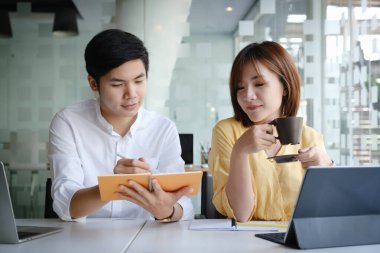 Bir grup İş kadını ve Muhasebeci, yolsuzluk hesabının soruşturulması için dijital tablet üzerindeki veri belgelerini kontrol ediyor. Rüşvet karşıtı kavram.