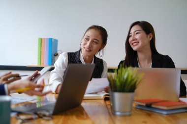 İşletme ekibi ofiste toplanırken tartışıyor. Meslektaşlar iş dünyası fikirleri üzerinde çalışıyor. Beyin fırtınası ve fikirler.