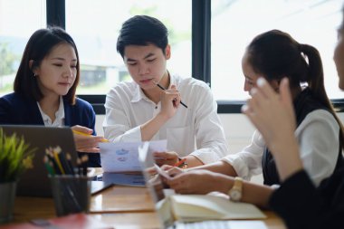 İşletme ekibi ofiste toplanırken tartışıyor. Meslektaşlar iş dünyası fikirleri üzerinde çalışıyor. Beyin fırtınası ve fikirler.