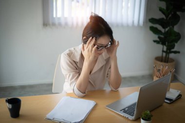 İş ya da muhasebe hayal kırıklığına uğradı. Ofisindeki video konferansında dizüstü bilgisayara bakarken iflas etmekten sıkıldı..