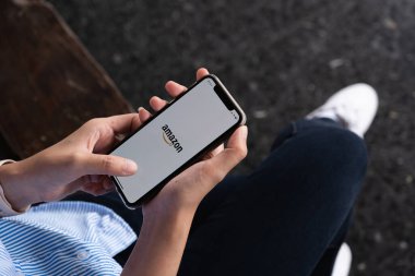 CHIANG MAI, THAILAND - MAR 31, 2021: iPhone Amazon logosunu ve kredi kartı alışverişini gösteriyor. Amazon.com, A.B.D. Uluslararası Elektronik Ticaret Şirketi.