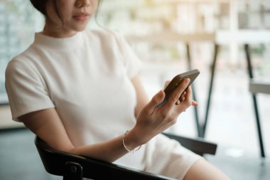 El ele tutuşmayı kapatın, cep telefonuyla covid-19 aşısından sonra kafeteryadaki arkadaşını davet edin..