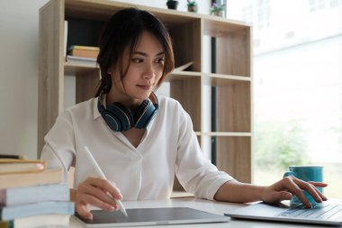 Kullanıcı deneyimi konsepti. Yaratıcı Web Tasarımcısı dizüstü bilgisayarda taslak çizimi ve şablon düzeni, dijital aygıtlar için çerçeve.