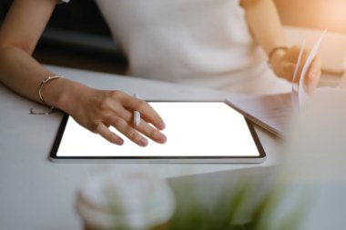 Kullanıcı deneyimi konsepti. Yaratıcı Web Tasarımcısı dizüstü bilgisayarda taslak çizimi ve şablon düzeni, dijital aygıtlar için çerçeve.