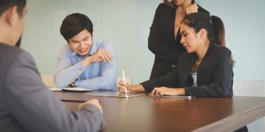 Bir grup İşadamı ve Muhasebeci, yolsuzluk hesabının soruşturulması için dijital tabletteki veri belgelerini inceliyor. Rüşvet karşıtı kavram.