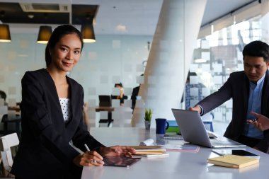 Arka planda cilt içeren Fon Yöneticileri Portre Grubu.