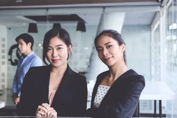 Retrato Grupo de gestores de fondos con ciente sobre fondo. —  Fotos de Stock