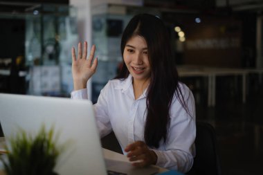 Çevrimiçi video konferansı ve dijital toplantı. İş adamları iş görüşmelerini merkez büroda video konferansından takıma aktarıyorlar..