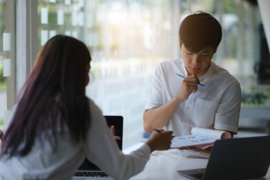 Yatırım borsasını evrak işleriyle araştıran ve analiz eden bir grup Fon yöneticisi. Evden Çalışma kavramı.