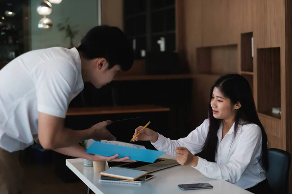 Zakenman en team proberen uit te leggen over zijn werk op kantoor. Werk vanuit huis concept. — Stockfoto