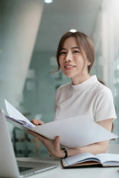 Positieve mooie vrouw blij met haar werk en werk vanuit huis. bedrijfsleven, rekening, financiën, fiscaal concept. — Stockfoto