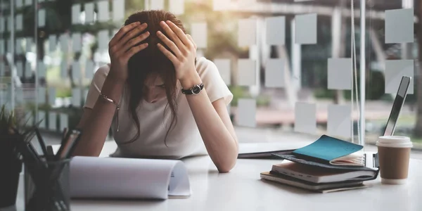 Hüsrana uğramış iş sahibi ya da muhasebeci bir ofiste oturuyor çünkü Covid-19 hayal kırıklığına uğrattı. İş kafesi konseptini kapat.