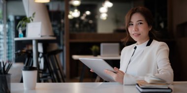 İş kadını sahibi reklamlar yapıyor. Şimdi sosyal medyayı aç. Kafe ya da restoran ve işletme COVID-19 karantinasından sonra tekrar açıldı.