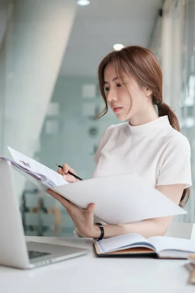 Positieve mooie vrouw blij met haar werk en werk vanuit huis. bedrijfsleven, rekening, financiën, fiscaal concept. — Stockfoto