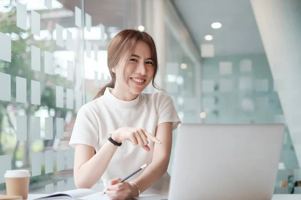 Positieve mooie vrouw blij met haar werk en werk vanuit huis. bedrijfsleven, rekening, financiën, fiscaal concept. — Stockfoto