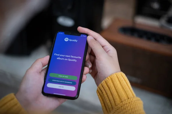 CHIANG MAI, TAILANDIA 14 ABR 2021: Smartphone y el uso de la aplicación Spotify en la pantalla y sincronizar con el altavoz a través de bluetooth. Spotify es una plataforma de transmisión de música desarrollada. —  Fotos de Stock