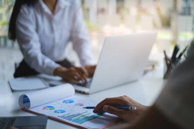 Bir grup İşadamı ve Muhasebeci, yolsuzluk hesabının soruşturulması için dijital tabletteki veri belgelerini inceliyor. Rüşvet karşıtı kavram.