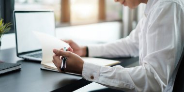 Dijital tablete aktarmadan önce kağıt içinde taslak kullanan Asyalı moda tasarımcısı.