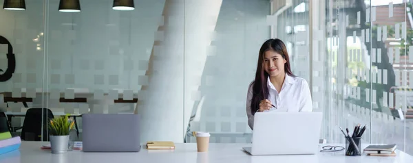 Fonds managers onderzoeken en analyseren Investment aandelenmarkt door laptop computer. — Stockfoto