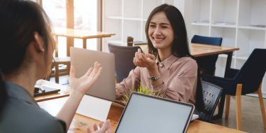 İş kadını ve ortakları ev ofisindeki işini açıklamaya ve tartışmaya çalışıyorlar. Hesap, vergi, finansal konsept.