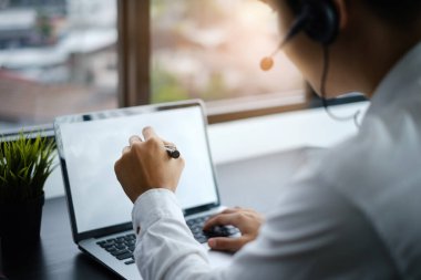 AT Tatil Hafta Sonu. Kulaklık danışmanlığında destek yöneticisi veya çağrı merkezi, istemciye 24 saat tavsiye.