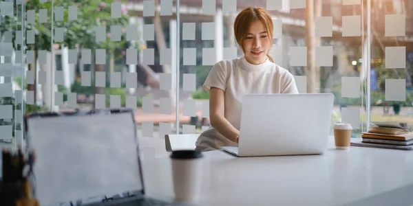 Aziatische zakenvrouw controleren e-mail op de ochtend in het kantoor. financiering, fonds, investeringsconcept. — Stockfoto