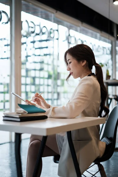 아시아인 비지니스 여성 이 아침에 사무실에서 이메일을 확인 합니다. 금융, 자금, 투자 개념. — 스톡 사진