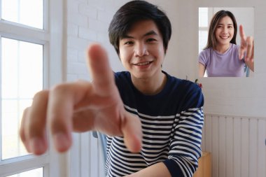 Dizüstü bilgisayardan kız arkadaşlarıyla yapılan video görüşmesi. 14 gün karantina, COVID-19, sosyal uzaklık kavramı.