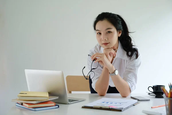 Glada affärskvinna sitter vid skrivbordet tittar på bärbar skärm prata med vän göra informella videosamtal. — Stockfoto