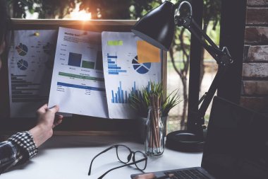 Proje yönetimi finans tablosunu güncelliyor..