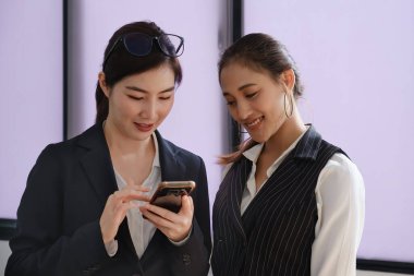 Çevrimiçi video konferansı ve dijital toplantı. İş adamları iş görüşmelerini merkez büroda video konferansından takıma aktarıyorlar..