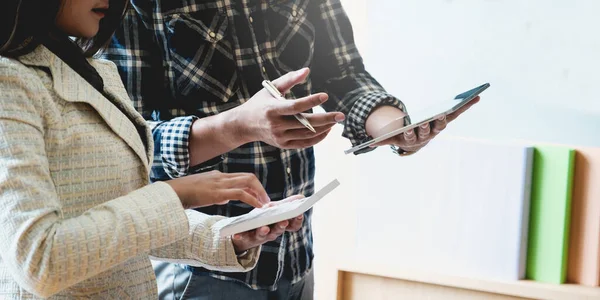 Dijital tablet kullanan bir grup işadamı bu yıl içinde pazarlamayı tartıştılar.