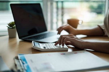 Muhasebeci kadın vergi hesaplama raporunun kapanışı. Finansal, iş, analiz kavramı.